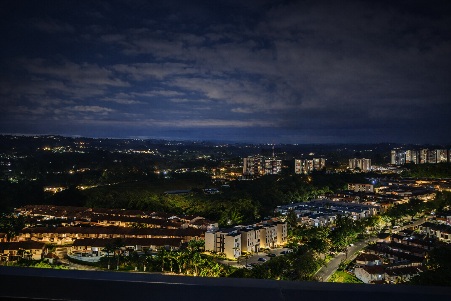 Sala amplia + balcón con vista