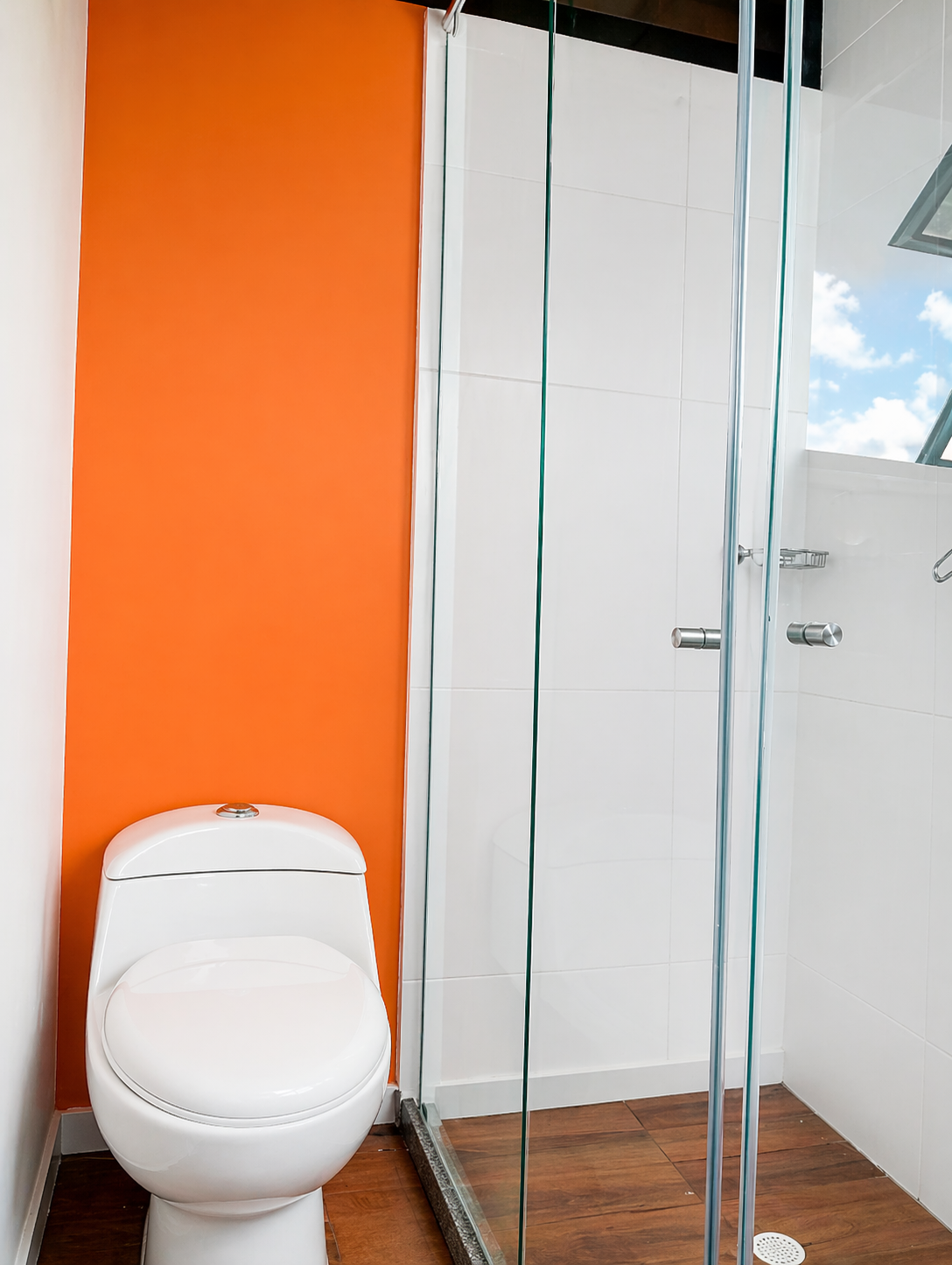 Baño moderno con ducha y acabados elegantes