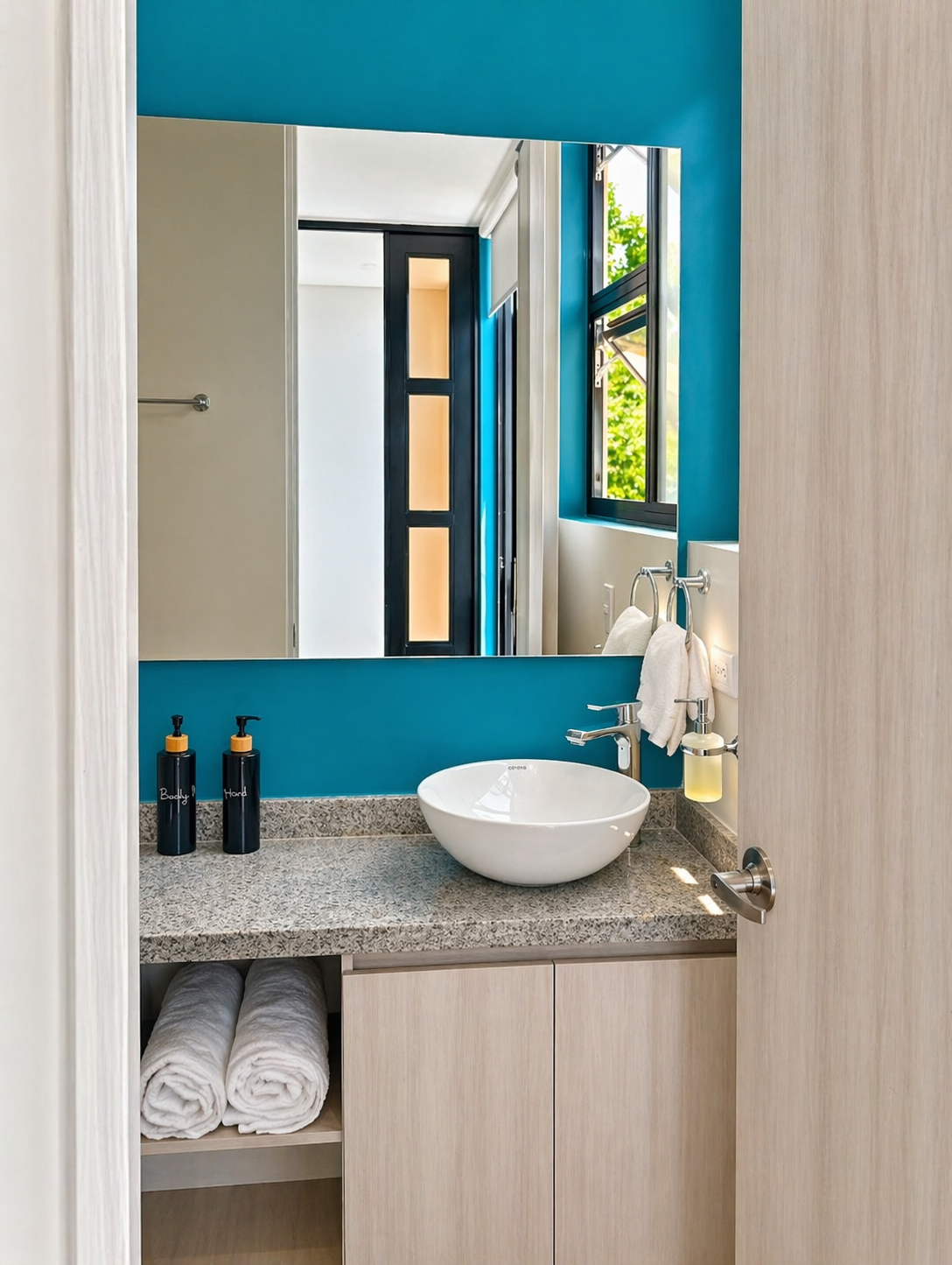 Baño moderno con ducha y acabados elegantes